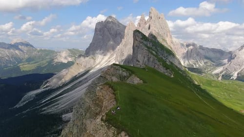Mont Seceda : les pentes les plus spectaculaires et les sommets déchiquetés des Dolomites, en Italie