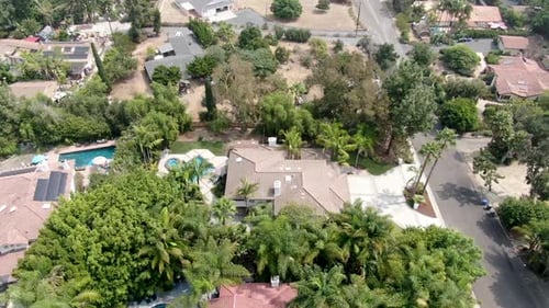Luftaufnahme einer großen wohlhabenden Wohnvilla mit Swimmingpool