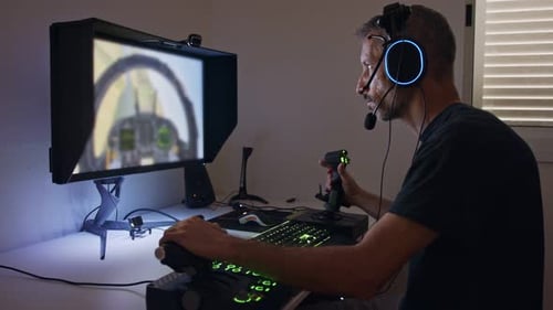 Mann spielt einen Flugsimulator auf dem Computer und trägt ein Headset