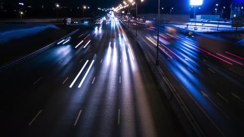 Schnelle Autos auf dem Night City Highway