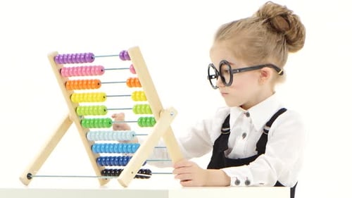 Niña inteligente con ábaco de madera coloreado sobre fondo blanco