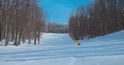 Snowboarder rutscht von der Strecke, Schneefliegen vom Snowboard