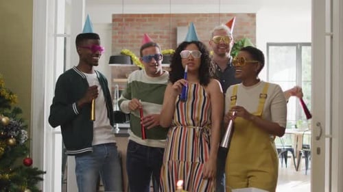 Grupo feliz de diversos amigos em chapéus de festa comemorando juntos
