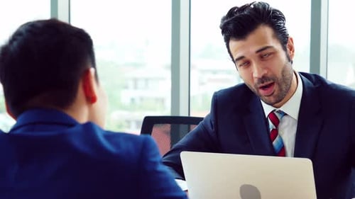 Un demandeur d'emploi lors d'un entretien d'embauche avec le responsable
