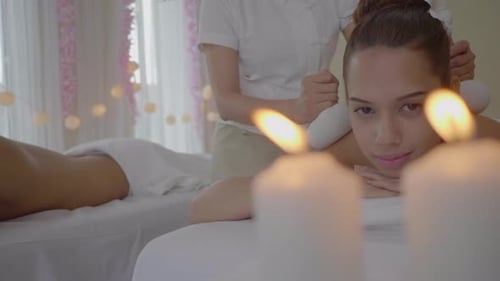 Schöne junge Frauenmassage Multiethnische Frauen entspannen sich im Spa-Center mit einer Therapie.