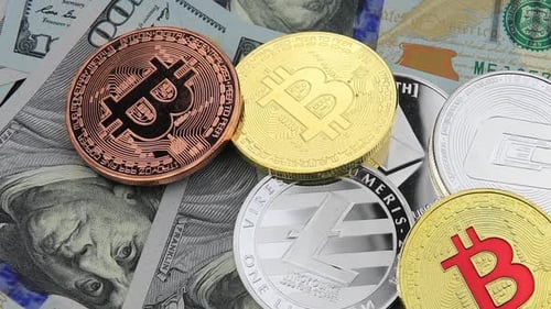 Bitcoin et crypto-monnaie sur des billets de cent dollars