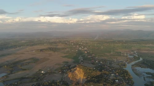 Tropische Landschaft Gebirgstal mit Dörfern und Ackerland