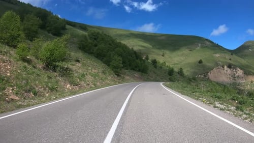 Conduire une voiture sur une route serpentine