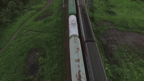 Vogelperspektive von zwei Eisenbahnen unterschiedlicher Richtung und fahrender Züge, Russland