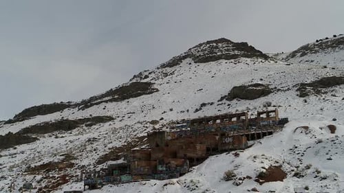 Construit sur le flanc d'une montagne en 1920 à l'extrémité sud de Genola, dans l'Utah, le Old Tintic Mill p