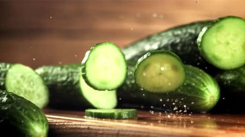 Du concombre frais haché tombe sur la table