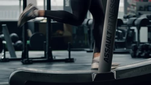 Männlicher Athlet macht Cardio-Training auf einem Laufband, Bodybuilder läuft