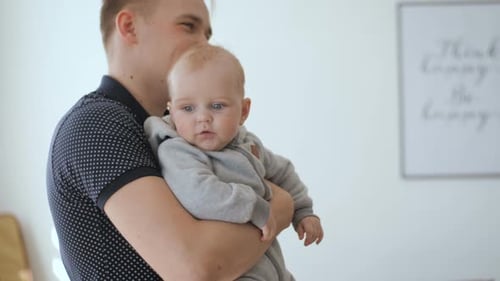 Kleiner Junge in den Händen des Vaters