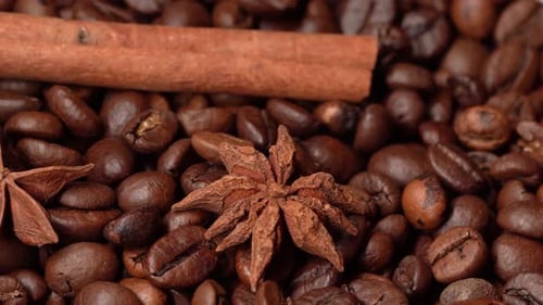 Los granos de café aromáticos se encuentran antes de hacer café, canela, rotación