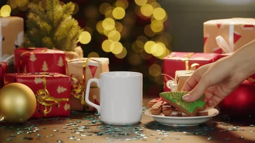 Heißgetränk und Kekse auf dem Tisch mit Weihnachtsgeschenken und Dekorationen