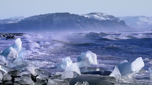 Glace d'un glacier baignant par les vagues de l'océan Atlantique sur une plage de Black Diamond en Islande