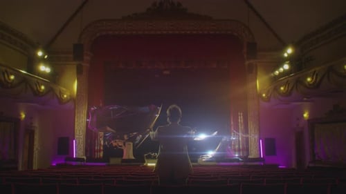 The Director in the Theater Uses Augmented Reality Technology