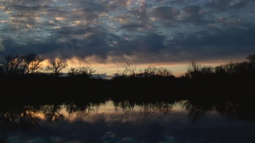Brillante Wolken über dem See vor Sonnenaufgang Timelapse Medium Shot