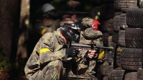 Paintball Sportspieler trägt Schutzmaske beim Schießen