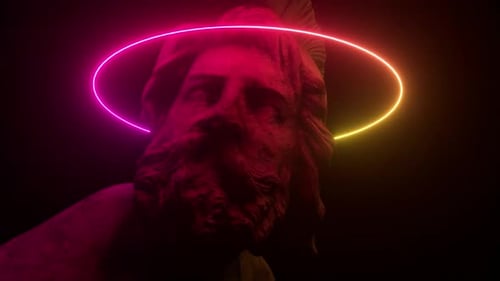 Philopoemen-Skulptur mit Neonlicht beleuchtet