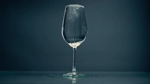 Nahaufnahme aus Glas mit reinem Wasser