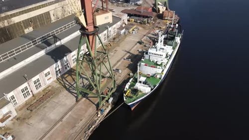 Caro-Schiff im Hafen und Kran