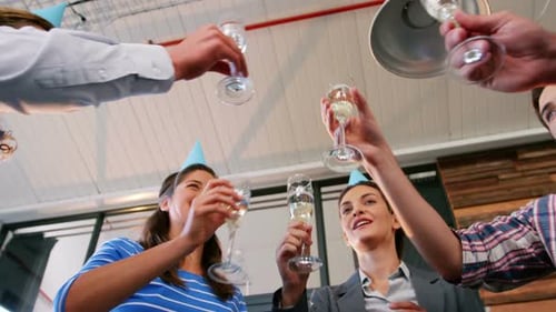 Executivos de negócios brindando taças de champanhe