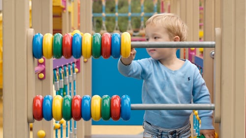 Niño jugando con un ábaco