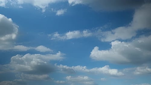 4K Sky Time Lapse, wunderschöner Hintergrund, Sky Timelapse von Wolkenkratzern.