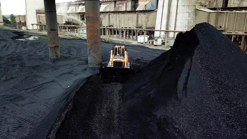 Crawler Bulldozer sortiert Kohle. Industrie. Luftaufnahme.