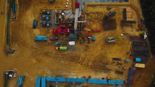 Filmmusik Drohnenaufnahme der Onshore-Bohr- und Workover-Rigstruktur und Bohrgeräteausrüstung für die Ölexploration