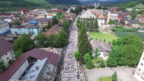 Vue aérienne de personnes marchant dans une rue