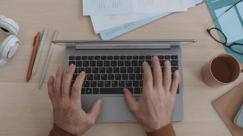 Hände tippen auf Laptop und schließen ihn