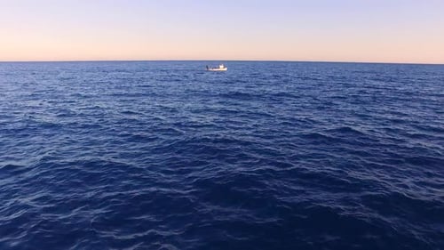 Fischerboot im Meer Luftbild