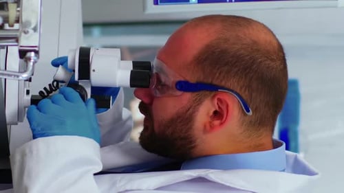 Vertikales Video Biologische Technologie-Wissenschaftler forscht mit Mikroskop