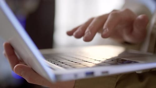 Männliche Hände tippen auf der Tastatur