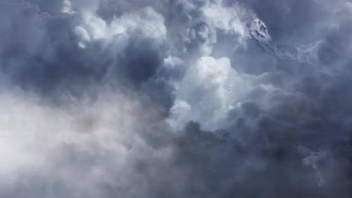 Orage de 4k dans un épais cumulus dans le ciel