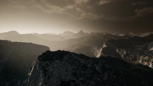 Dramático cielo sobre los escalones de una montaña.