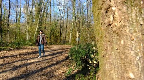 Gehender Mann Wald