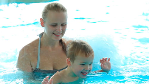 Mutter und ihr Sohn im Schwimmbad 3