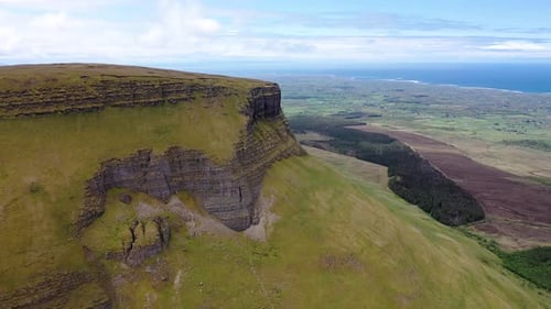 Luftaufnahme des Berges Benbulbin in der Grafschaft Sligo, Irland