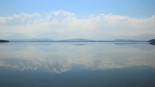 Paysage nuageux sur le front de mer bleu du lac