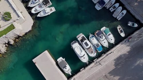 Dron-Ansicht der an der Marina angedockten Yachten von oben nach unten