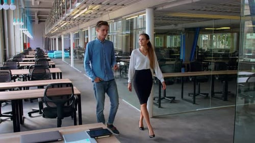 Les employés marchent en milieu de travail