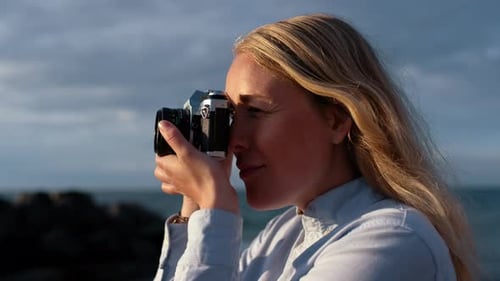 Fotógrafo com foco na câmera Slr