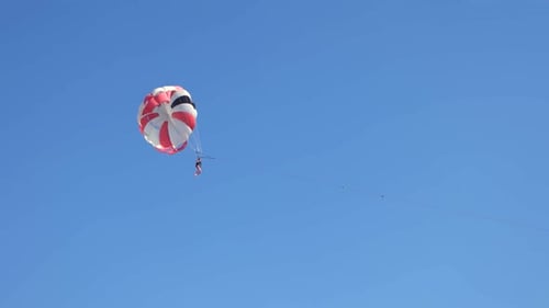 Frau mit Fallschirm