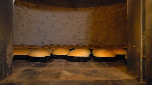 Rustikaler alter Retro-Ofen, der viel Brot enthält.