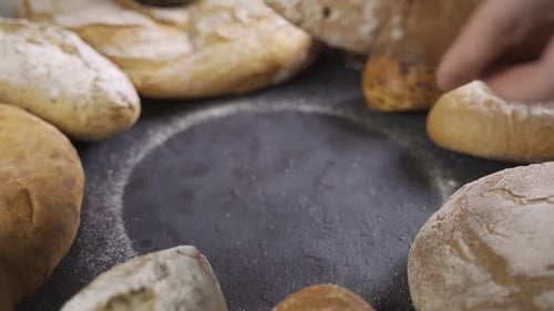 Hintergrund mit verschiedenen Brotsorten dreht sich