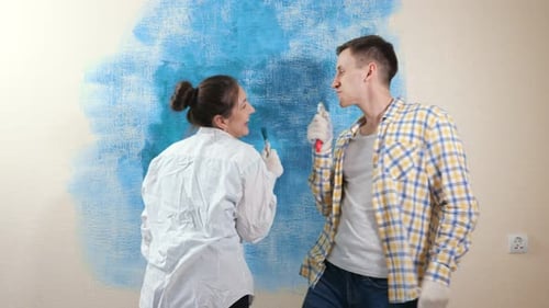Fröhlicher Kerl und Frau tun so, als würden sie als Mikrofon in Pinsel singen