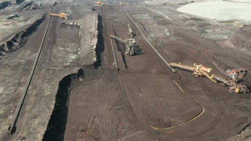 Flug über den Steinbruch mit schweren Schaufelradbaggern, die eine Kohle abbauen